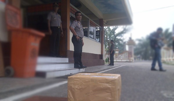 Anggota Kepolisian Resort Batanghari dihebohkan dengan pengiriman paket misterius untuk Kapolres Batanghari