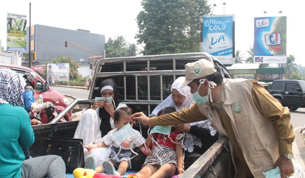 Kepala Dinkes Kota Jambi Polisman Sitanggang Membagi-bagikan masker di Simpang Kota Baru, Jambi