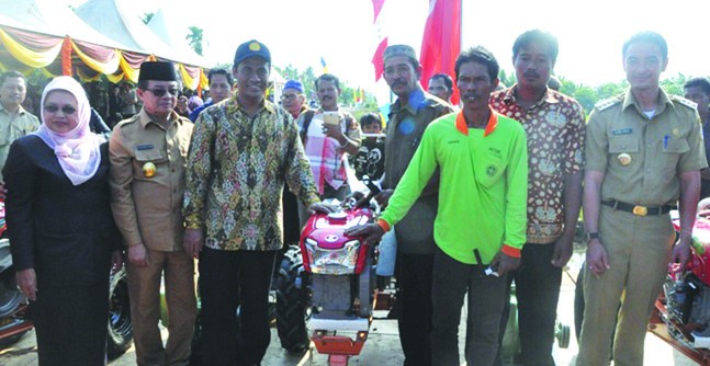 Menteri didampingi Pangdam, Wakil Gubernur dan Bupati Tanjabtim serahkan bantuan alat pertanian. 