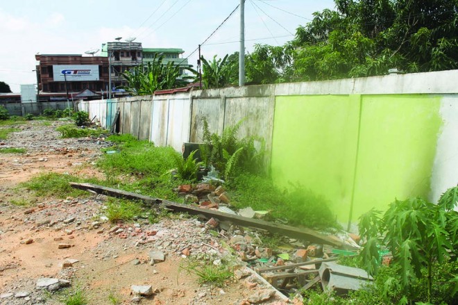Tembok pagar eks Terminal Simpang Kawat yang sudah miring dan nyaris roboh. Hari ini Komisi III memastikan akan panggil Pemkot dan pihak pengembang.