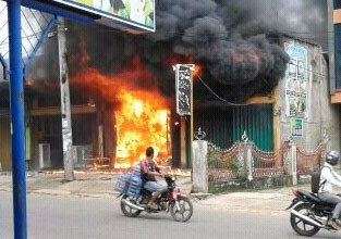 empat ruko di kawasan jalan Ir H Juanda, RT 42 Kelurahan Simpang III Sipin, di depan Swalayan Fresh One, hangus terbakar senin (23/2) pagi, pukul 08.30 WIB..