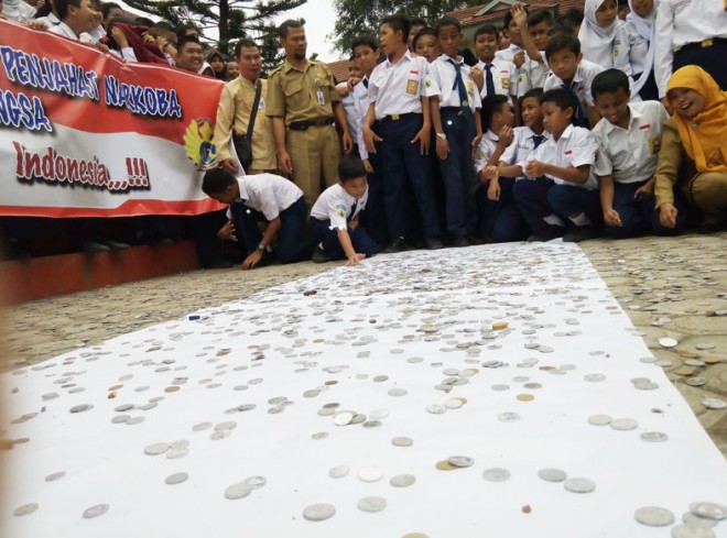 Siswa-siswi SMPN I Kota Jambi, Selasa pagi, turut melakukan aksi kumpul koin.
