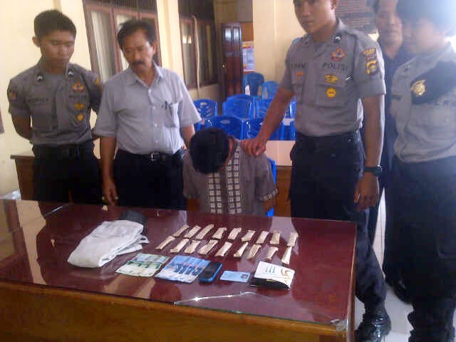 Mahasiswa AMIK Depati Parbo, salah satu perguruan tinggi swasta di Kota Sungaipenuh, pemilik narkotika jenis ganja, sebanyak 18 paket siap edar.