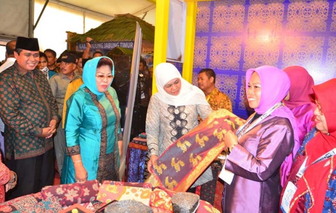 Gubernur HBA bersama Hj Yusniana mendampingi Menteri Sosial melihat batik Jambi.