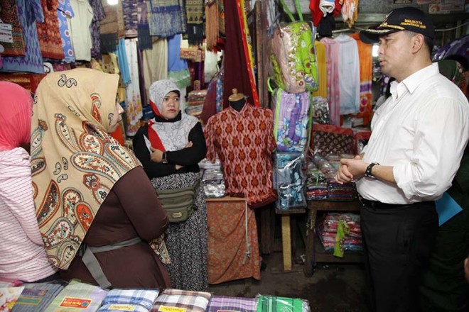 Walikota Jambi, H Syarif Fasha, ketika meninjau lokasi Pasar Tingkat dan Gang Siku di Pasar.