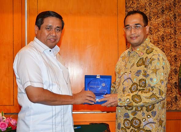 Direktur Utama Angkasa Pura II memberikan cinderamata kepada Gubernur HBA.