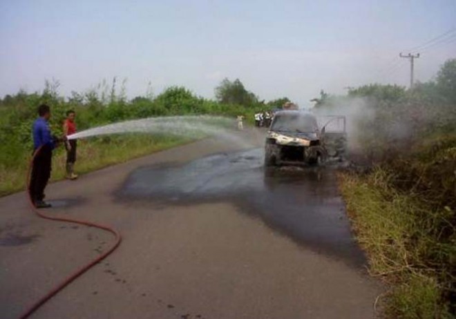 Mobil tujuan Jambi-Nipah Panjang hangus terbakar.