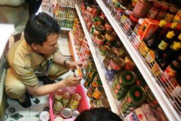 Petugas BPOM melakukan pengecekan sejumlah produk makanan di pasaran. 