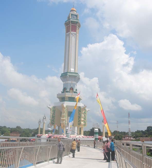 Jembatan Pedestrian yang merupakan salah satu ikon Provinsi Jambi telah diresmikan oleh Wakil Presiden RI, Jusuf Kalla.