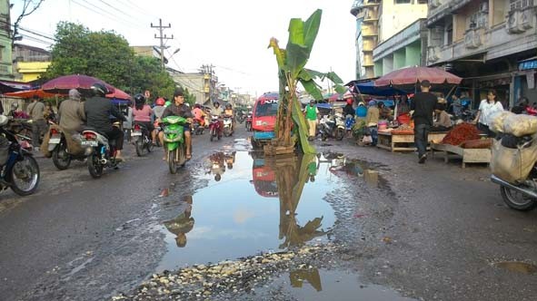  Kondisi Jalan Orang Kayo Pingai yang berada di Pasar Talang Banjar Kecamatan Jambi Timur mengalami kerusakan yang cukup parah hingga warga terpaksa menanam pisang sebagai bentuk kekecewaan.