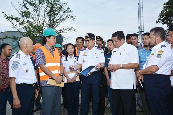 Gubernur HBA bersama Menteri Perhubungan Ignasius Jonan.