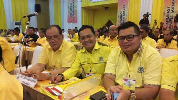 Partai Golkar kubu Agung Laksono menggelar rapat pimpinan nasional (Rapimnas) di DPP Partai Golkar, semua utusan hadir termasuk dari Jambi, Rabu (8/4). Pada foto tampak utusan Golkar Jambi, Jhoni Ismed dan Kemas Faried.