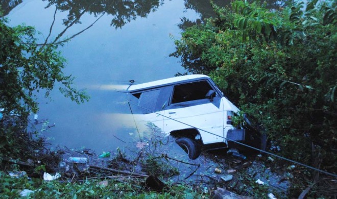 Mobil yang masuk Danau Sipin nyaris tenggelam.