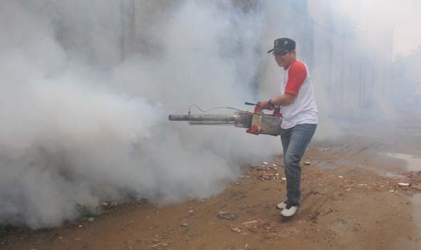 Abdullah Thaif, sedang melakukan fogging yang dilaksankan oleh YLKI Provinsi Jambi.