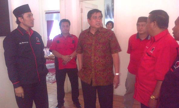 HBA bersama Ketua DPD PDIP Provinsi Jambi, Edi Purwanto berdampingan saat penandatangan pakta integritas Pilgub. 