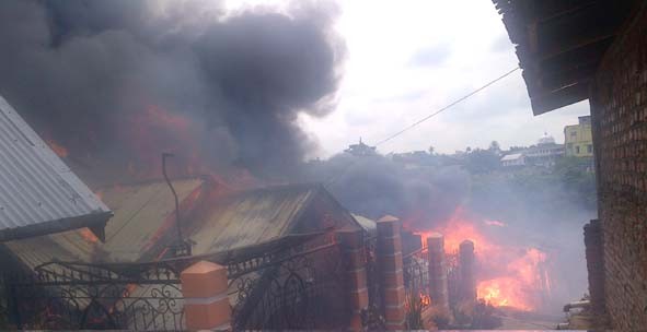 Kebakaran yang terjadi di lingkungan Bukit Aur RT 16, Kelurahan Pematang Kandis, yang menghaguskan sebanyak tujuh rumah.