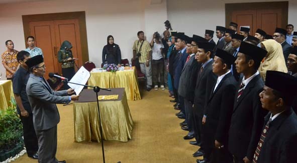 32 Panwas kabupaten kota se Provinsi Jambi yang mengikuti prosesi pengambilan sumpah jabatan.