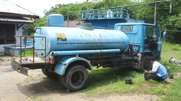 Mobil tangki air bersih yang memberikan pelayanan kepada konsumen PDAM. 
