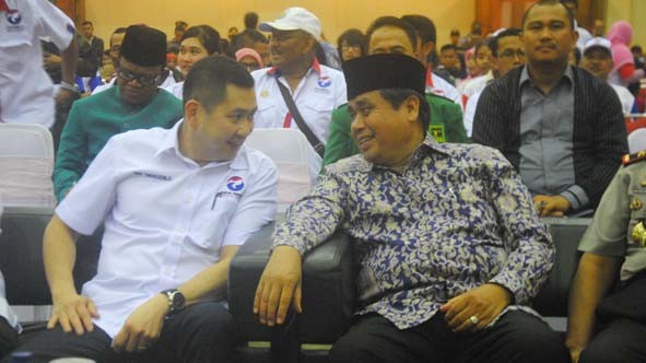 Ketua umum Partai Perindo, Hary Tanoesudibjo terlihat akrab bersama gubernur Jambi Hasan Basri Agus (HBA).