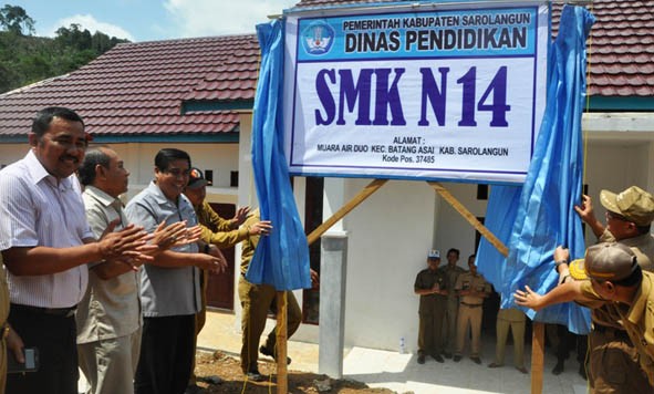 Gubernur HBA didampingi Bupati dan Ketua Komisi III DPRD Provinsi Jambi meresmikan SMK N 14 Sarolangun