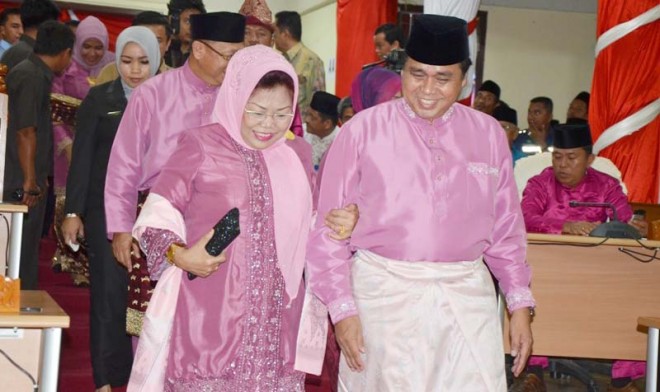 Gubernur Jambi H Hasan Basri Agus bersama istri tercinta Hj Yusniana.