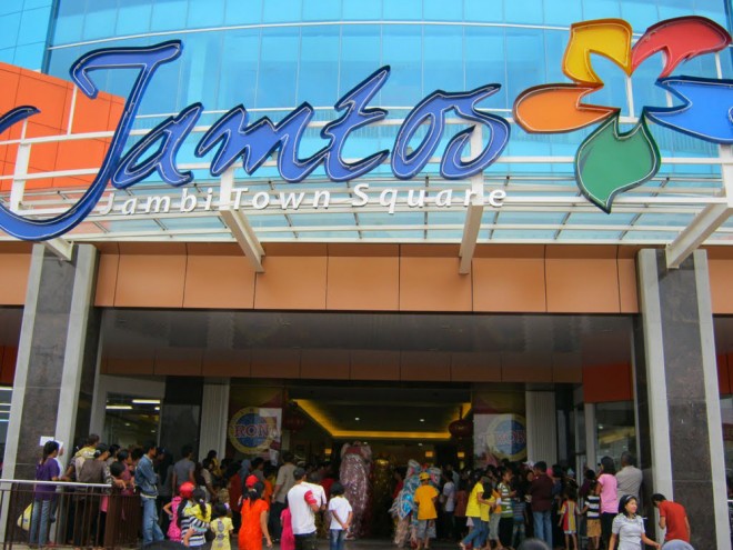 Jambi Town Square salah satu mall modern di Jambi yang belum memiliki Izin Usaha Toko Modern (IUTM). 