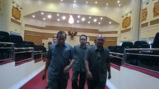 Ketua Komisi IV DPRD Kota Jambi beserta anggota saat keluar dari ruang paripurna.