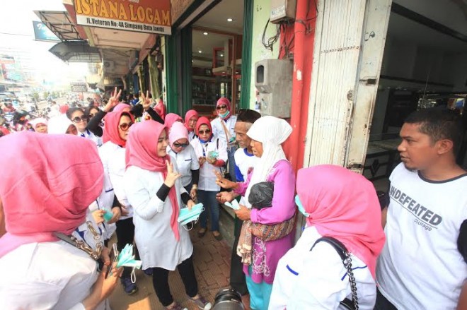 Sherrin Tharia membagikan masker kepada masyarakat di kawasan  Pasar Jambi.