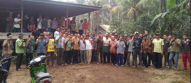 Cawagub Edi Purwanto foto bersama warga Senyerang