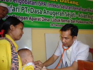 Asian Agri melakukan pengobatan gratis bagi warga korban asap di Desa Lubuk Bernai, Kecamatan Batang Asam, Kabupaten Tanjung Jabung Barat.