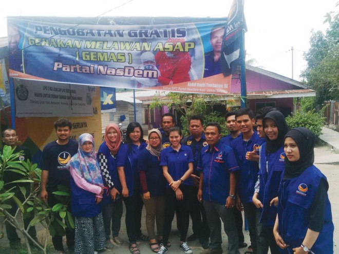 Tim Gerakan Melawan Asap (Gemas) partai NasDem saat melakukan pengobatan gratis di kecamatan Jambi Selatan.