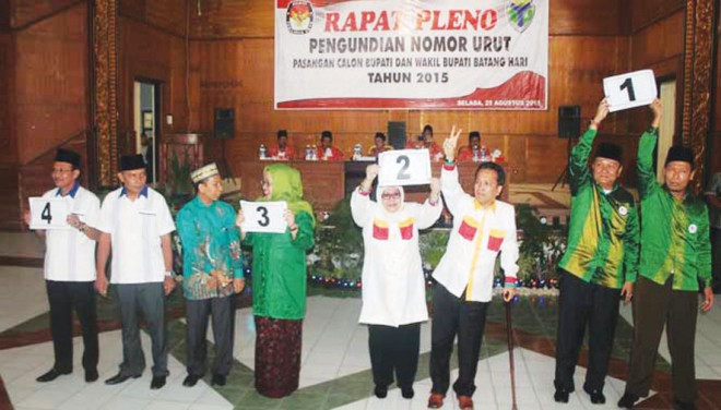 Empat paslon bupati dan wakil bupati Batanghari foto bersama saat pengundian nomor urut.