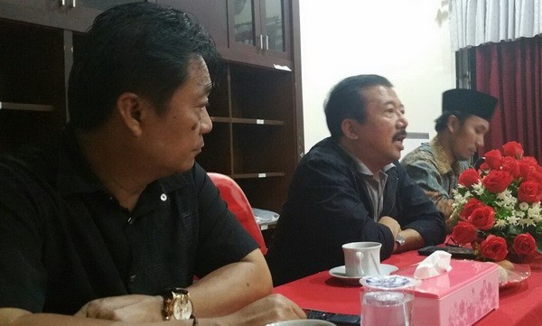 Sekretaris DPD PDI Perjuangan, Chumaidi Zaidi mendampingi Ketua Bappilu DPP PDI Perjuangan, Bambang, Jumat (13/11) malam