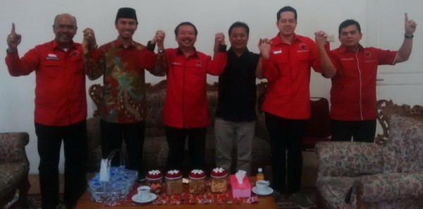 Bambang DH foto bersama Ihsan Yunus, Edi Purwanto dan pengurus lainnya yang siap memenangkan HBA-Edi. 