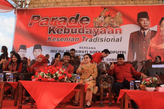 Megawati saat hadiri Parade Kebudayaan di Kota Jambi, di dampingi Rieke Diah Pitaloka, HBA dan Edi Purwanto.