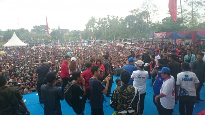 Teks Foto. Puluhan ribu warga Tebo sesaki kampanye akbar HBA-Edi di Rimbo Bujang.