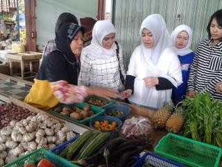 Sherrin Tharia saat berbelanja di pasar Kebun Handil Kecamatan Jelutung.