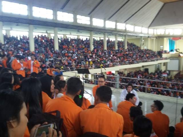 Puluhan ribu mahasiswa saat menunggu kedatangan SBY, di Balairung UNJA Mendalo.