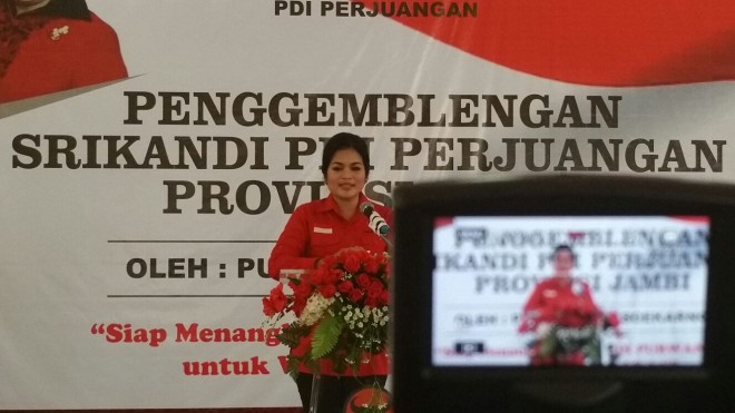 Puti saat memberikan semangat di acara penggemblengan Srikandi PDIP yang digelar di Kantor DPD Perjuangan Provinsi Jambi.