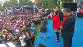 Tri Rismaharini berikan orasi politik dihadapan ribuan pendukung HBA-Edi.