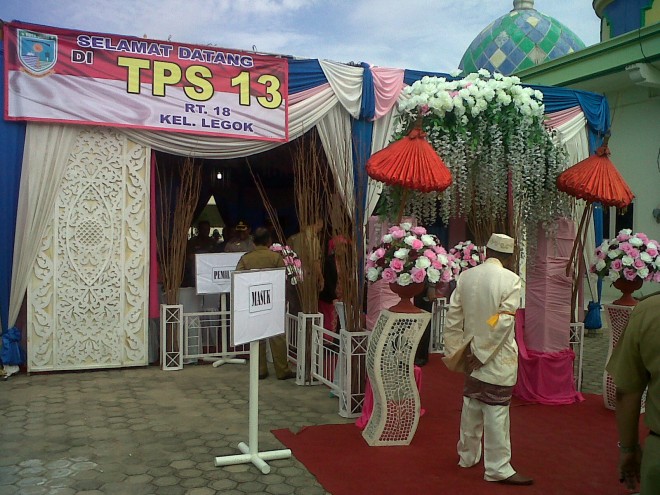 TPS 13 di RT 18 Kelurahan Legok, mengambil konsep Pernikahan. Dimana, TPS dengan isi petugas PPS menggunakan pakaian pengantin dan juga tenda resepsi pernikahan.