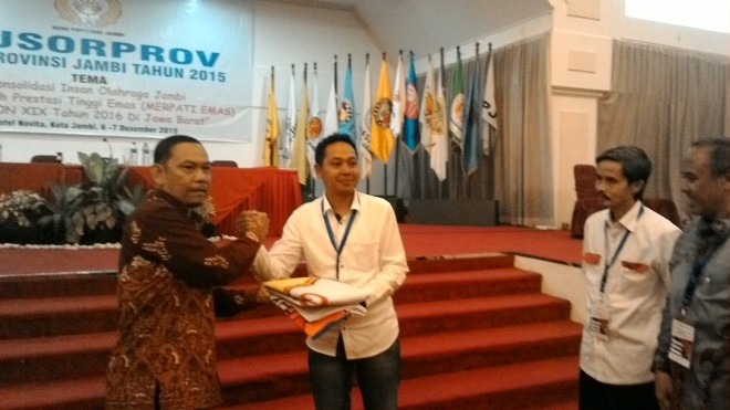 Slamet Ketua KONI Kabupaten Merangin menerima  Bendera Porprov dari KONI Provinsi Jambi untuk menjadi Tuan Rumah Porprov Tahun 2018.