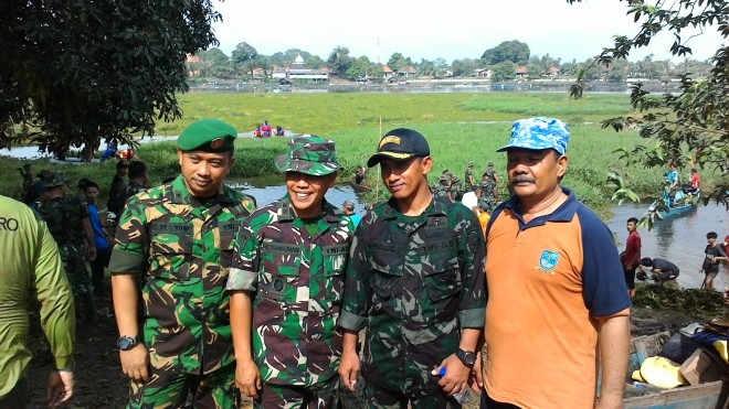 Letkol Arm Widodo Noercahyo bersama Letkol CPM Sihol Tambunan dilokasi Gotong Royong Kawasan Danau Sipin RT. 32 Kel. Legok.