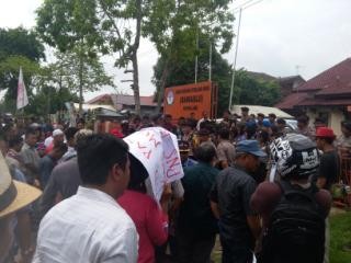 Puluhan pendemo saat orasi didepan kantor Bawaslu Jambi.