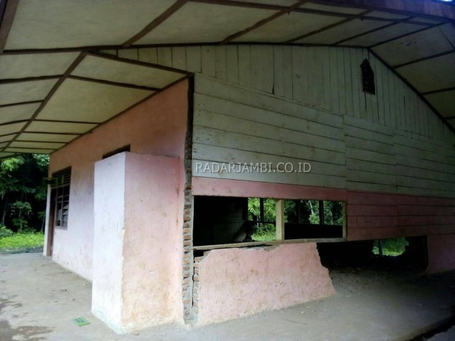 Kondisi bangunan SD 181/ VI Koto Rami II kecamatan Lembah Masurai kabupaten Merangin nyaris roboh.