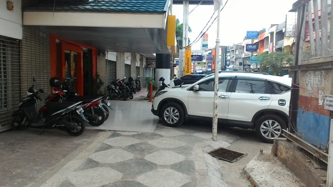 Pedestrian di depan Bank Danamon Jl. Gatot Subroto  beralih fungsi menjadi lahan parkir nasabah.