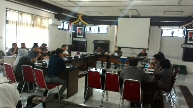 Komisi II DPRD saat hearing bersama dengan jajaran PDAM di aula PDAM Tirta Mayang.