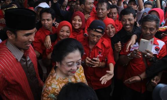 Ketua umum PDIP, Megawati saat berkunjung ke Jambi yang didampingi ketua DPD PDIP jambi, Edi Purwanto beberapa waktu lalu