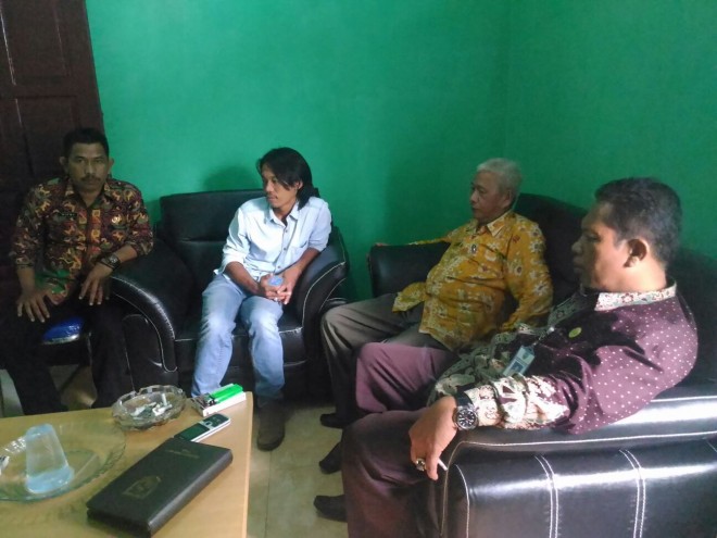 Camat Danau Sipin Raden Jufri bersama dengan Lurah Selamat, Hefni dan penganggung Jawab pekerjaan dari pihak PT Lintas Arta Andi Suwandi di kantor Camat saat untuk membuat surat pernyataan.