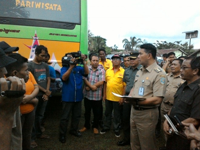 Walikota Jambi, H Syarif Fasha secara resmi melepas kepulangan warga eks Gafatar, Senin (29/2) di Markas Korem 042 Garuda Putih.